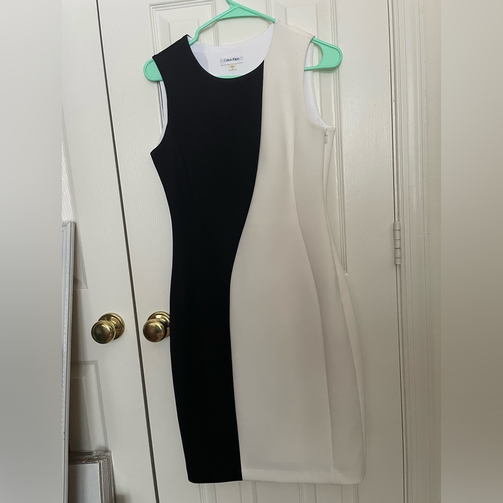 Calvin Klein black and white
Round neck